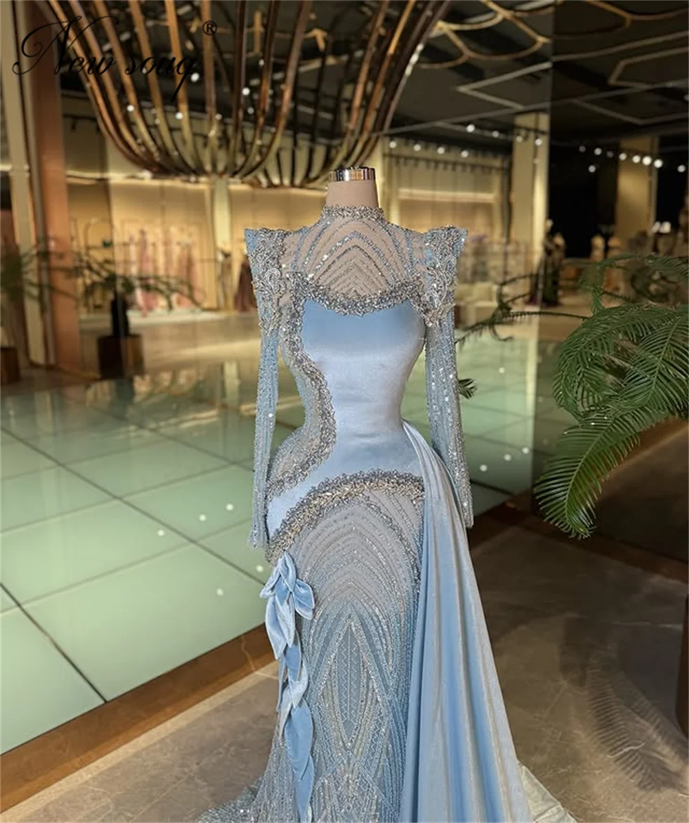 فساتين المشاهير بأكمام طويلة زرقاء مع ذيل شق أنيق مطرز بالكريستال للحفلات الراقصة للنساء فساتين سهرة مخصصة للحفلات