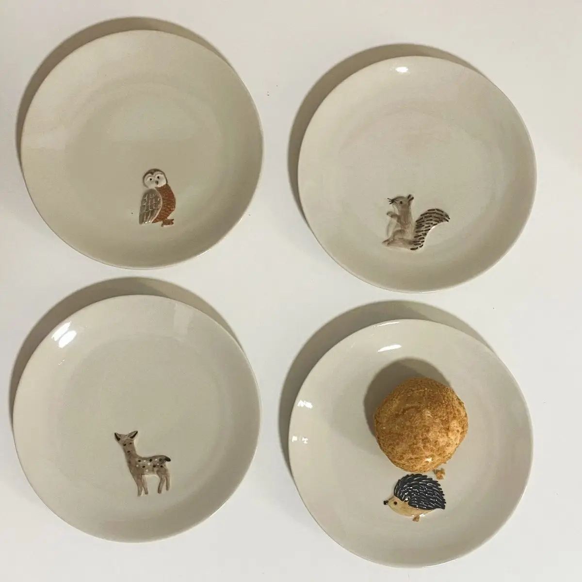 Plato de cerámica americano de 7 pulgadas con relieve para animales pequeños, plato de aperitivos de Color bajo vidriado, plato de cena