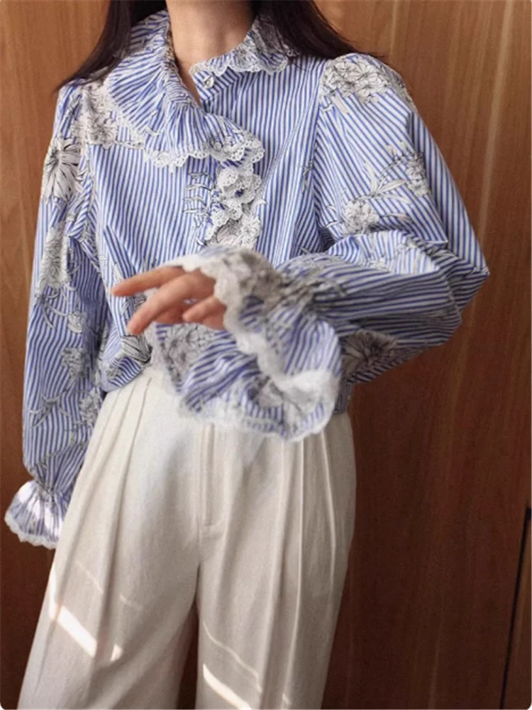Camicia coreana a righe blu patchwork in pizzo chic 2025 Nuovo design autunnale da donna Camicetta ampia con stampa floreale a maniche lunghe svasata con volant
