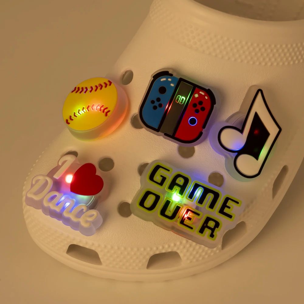 5 Stück LED-Schuhanhänger, Katzen, Hunde, Einhörner, beleuchtete Schuhdekorationen, Gamepad-Kameras, Diamant-LED-Pins für Frauen und Mädchen, Clog-Schnallen – Detail 11