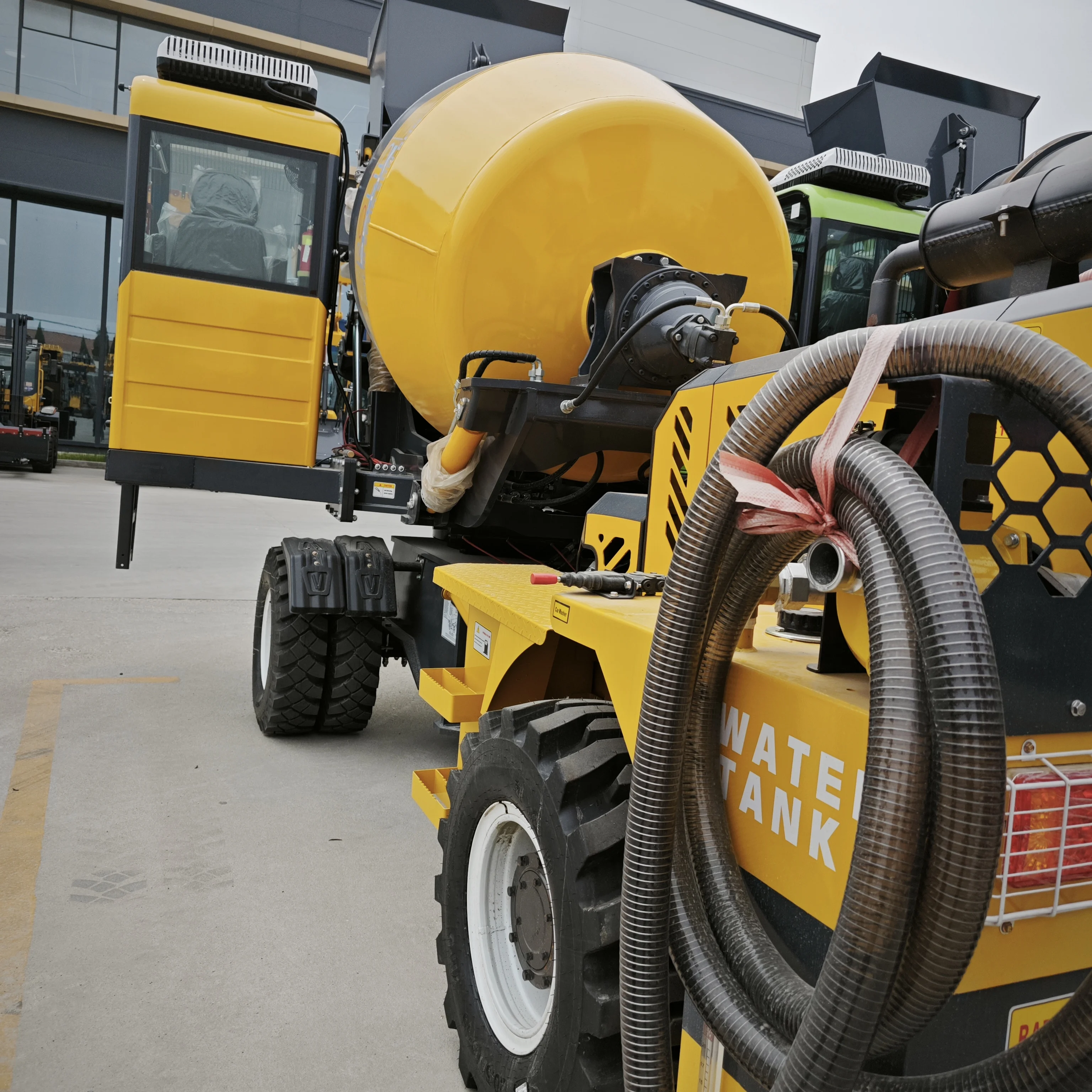 Self Loading Concrete Mixer Truck 2 CBM Mobile Mini Cement Mixer with 270° Rotating Drum for Rural Construction