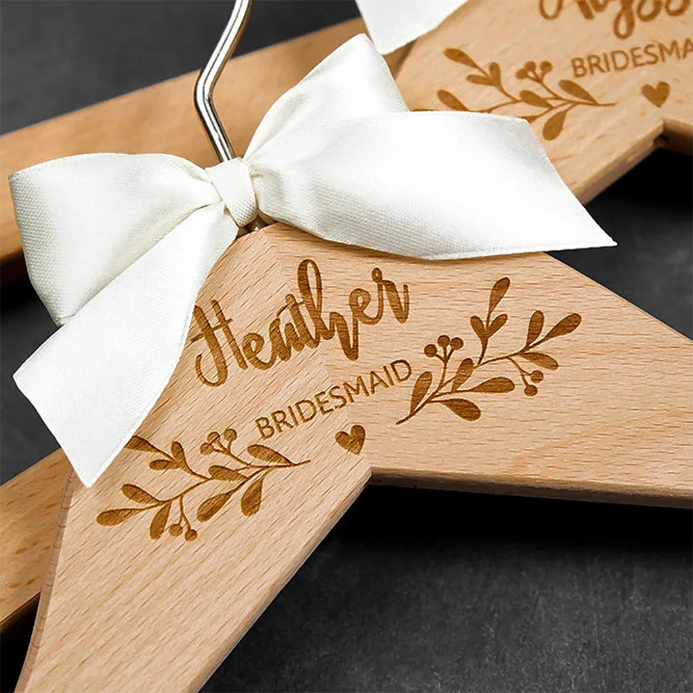 Personalisierte Holzkleiderbügel mit Gravur als Geschenk für Brautjungfern, zur Dekoration von Junggesellinnenabschieden und Brautpartys, Hochzeitszubehör, für die zukünftige Braut. – Detail 4
