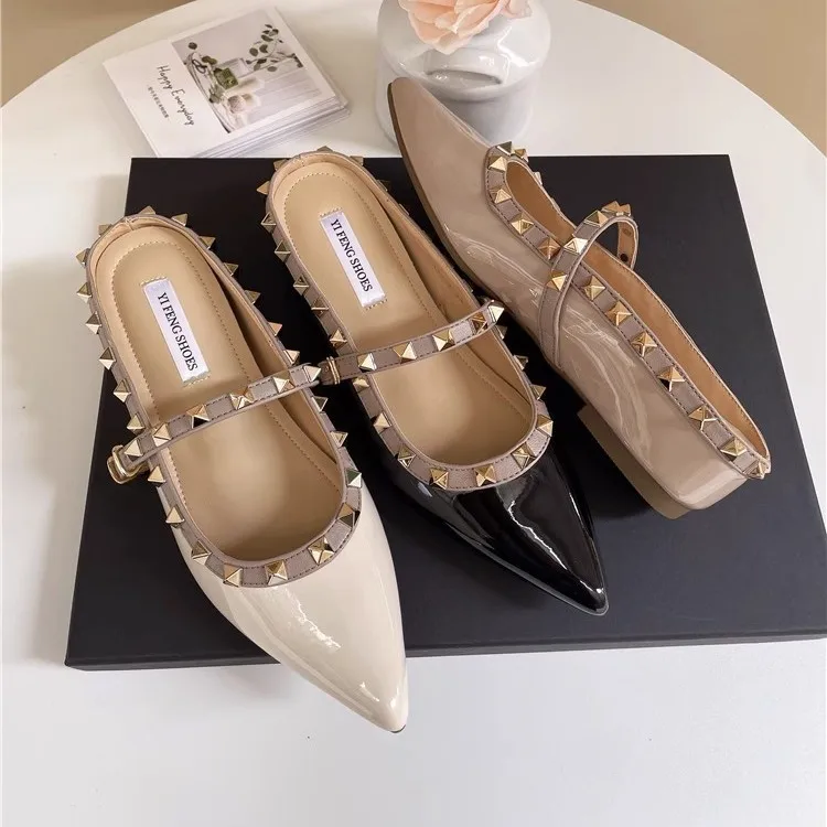 

Женские шлепанцы Мэри Джейн — босоножки на платформе с глубоким вырезом, заклепками и одним ремешком, скрытый каблук 3–5 см для миниатюрных фигурок, французский язык