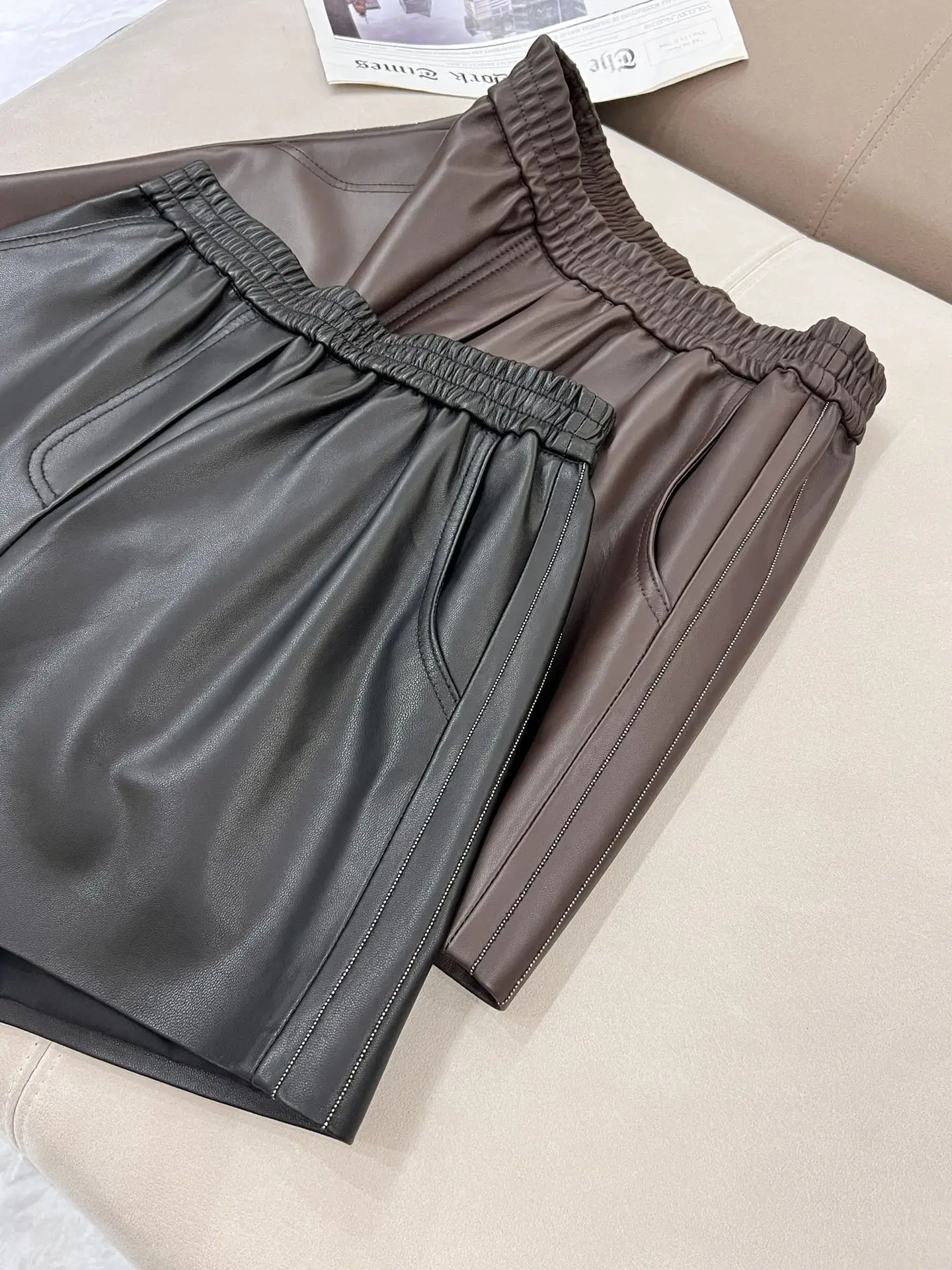 Damen-Shorts aus Schaffell mit Perlen