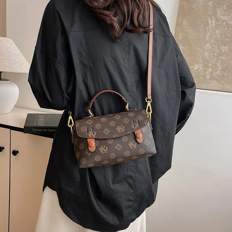 

Original Designer Crossbody Tote For Women Luxury Leather Large Capacity Elegant Diaper Bag For Commuter Stylish Textured Simple