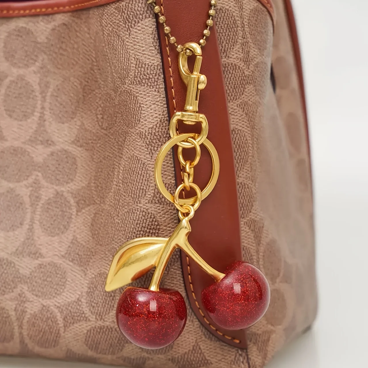 1 Stück Kirsch-Schlüsselanhänger DIY-Accessoire, realistischer mehrfarbiger Kirsch-Anhänger, modischer Taschenanhänger, Kirsch-Schlüsselanhänger, hochwertiges Design