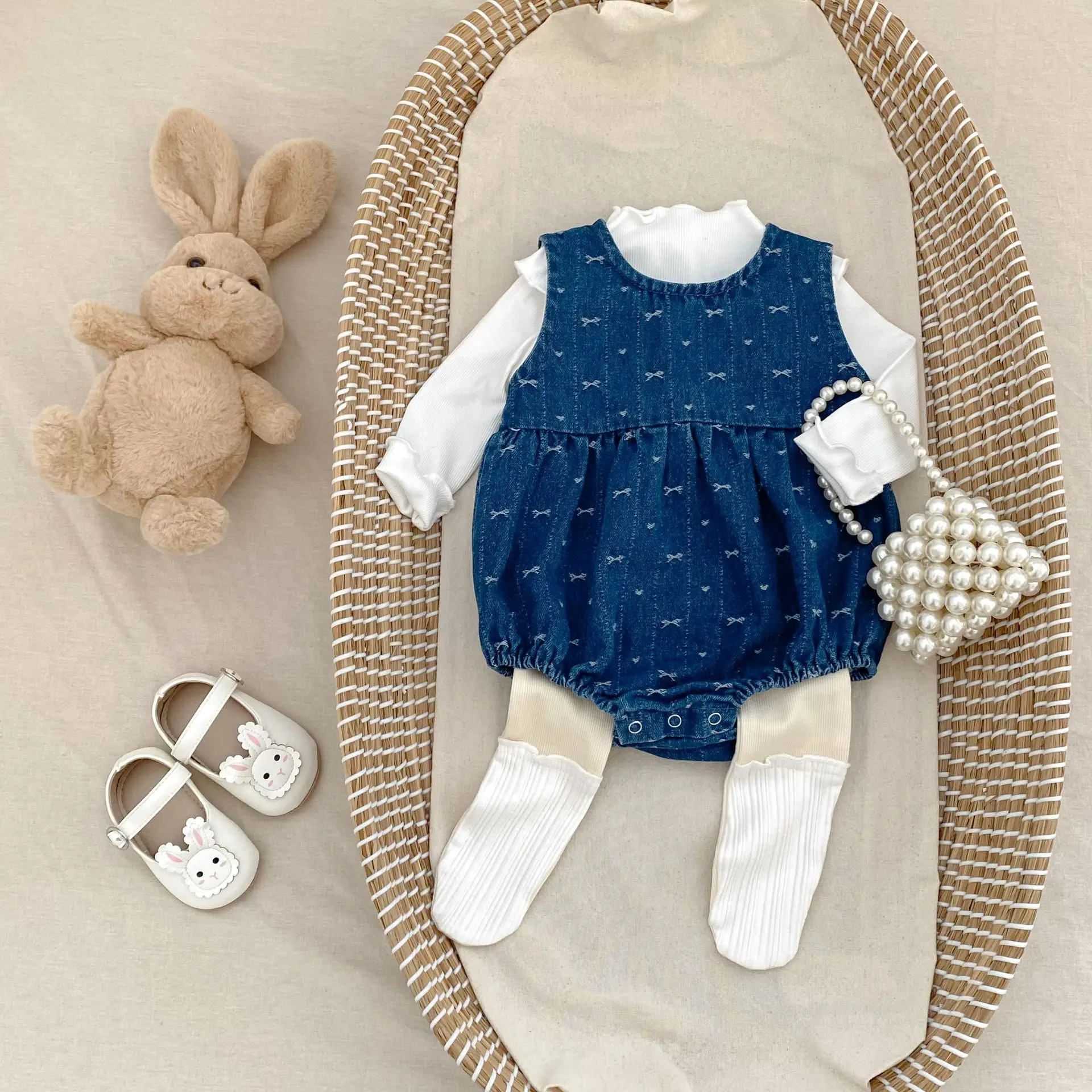 ชุดบอดี้สูทเดนิมเด็กผู้หญิงใหม่ ฤดูใบไม้ร่วง 2025 ชุดจั๊มสูทแขนกุดลายโบว์น่ารักสำหรับเด็กแรกเกิด เสื้อผ้าเจ้าหญิงสำหรับเด็กวัยหัดเดิน 0-24 เดือน