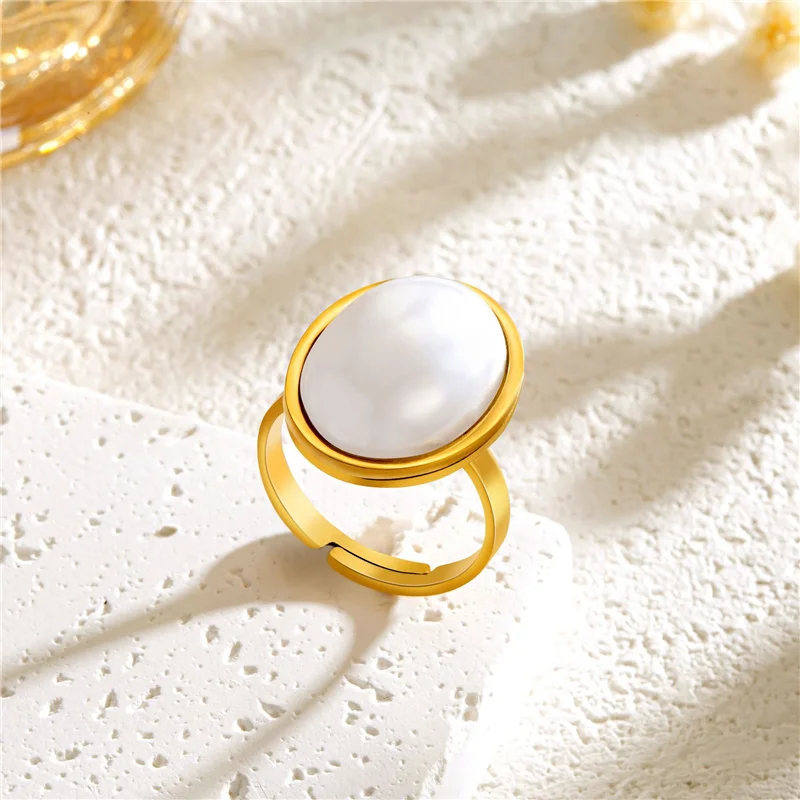 مجموعة مجوهرات أنيقة من الفولاذ المقاوم للصدأ مطلية بالذهب: قلادة سلسلة وأقراط وخاتم مع الأم - ترصيع اللؤلؤ