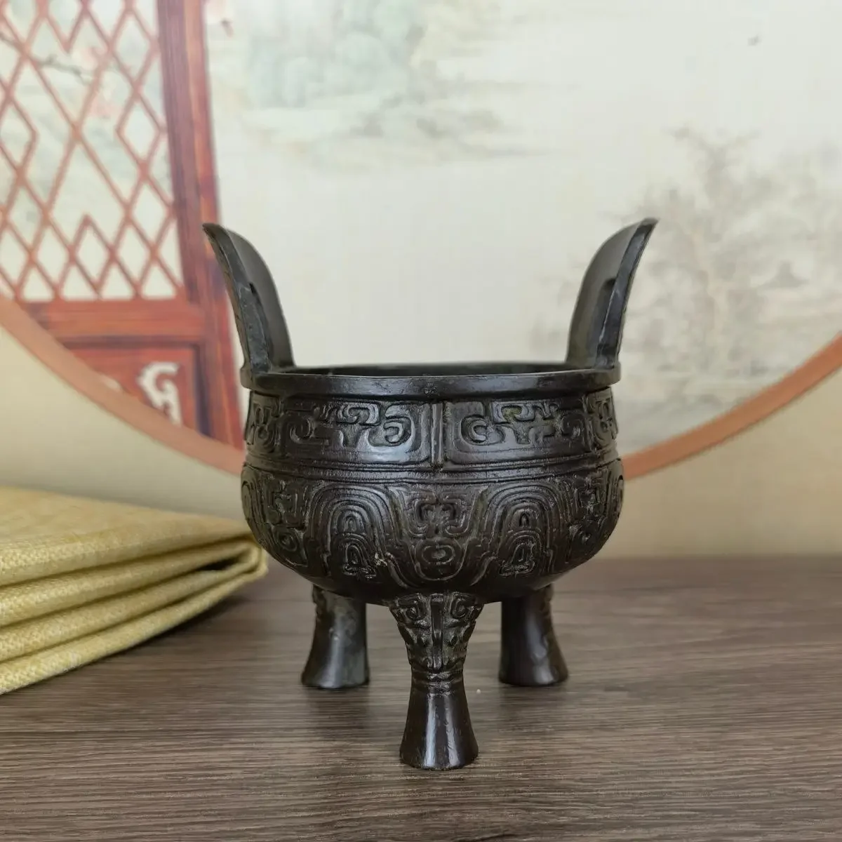 

11cm Double-eared Antique Reflux Tripod Copper Tripod Pattern Incense Burner for Worship Collection Decorative Ornament