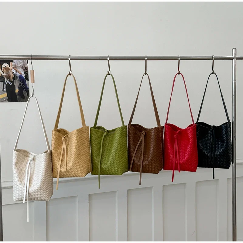 Unterarm-Umhängetasche aus Rattangeflecht, einfarbig, große Kapazität, Damen-Eimer-Einkaufstasche, Sommer-Strand-Reise-Handtasche, Einkaufskorb – Detail 2