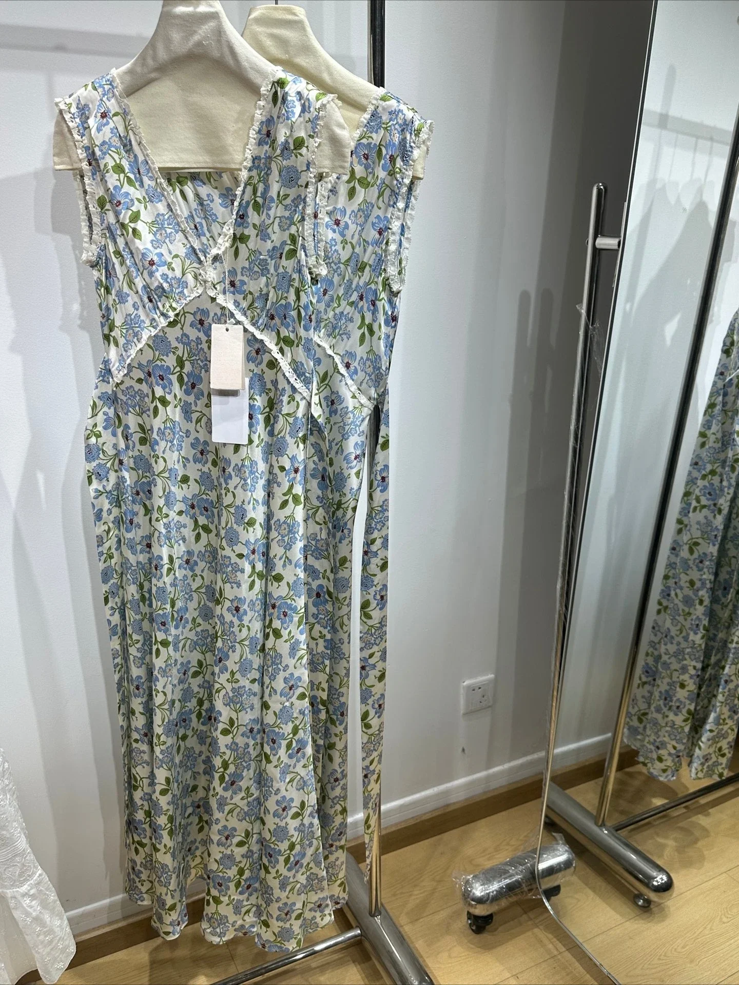 ชุดเดรส Midi แขนกุดพิมพ์ลายดอกไม้สีเขียว Ruffles Deep V 2025 ดีไซน์ใหม่