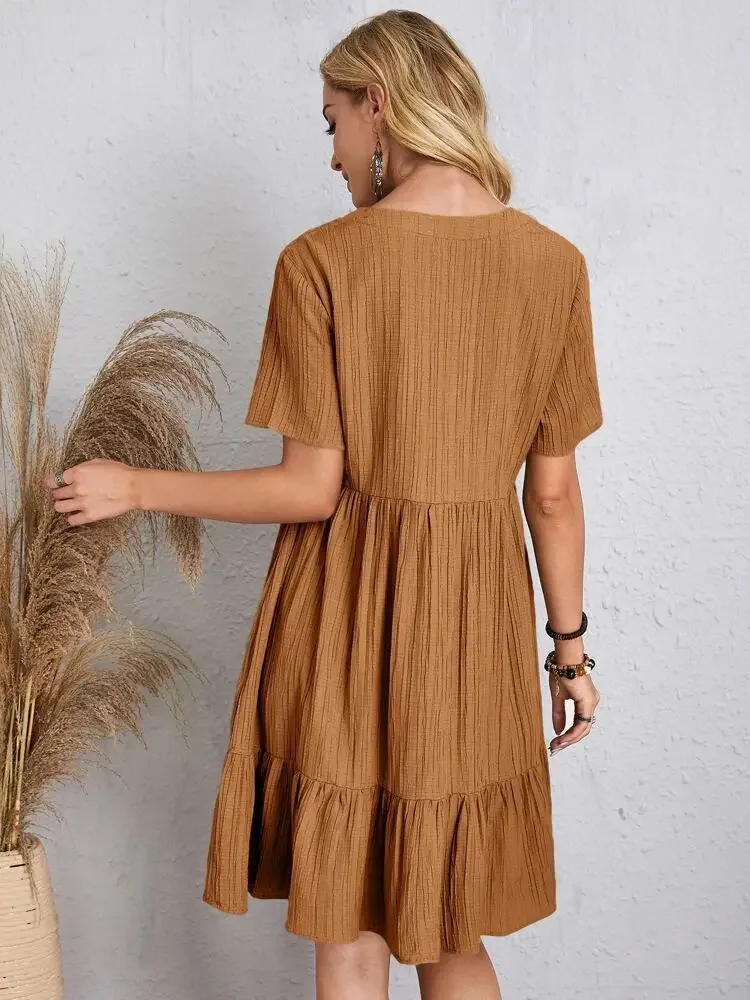 Elegantes Damen-Minikleid mit V-Ausschnitt und kurzen Ärmeln, einfarbig, locker geschnitten, mit Rüschensaum, lässiges Boho-Sommerkleid für den Urlaub am Strand. – Detail 5