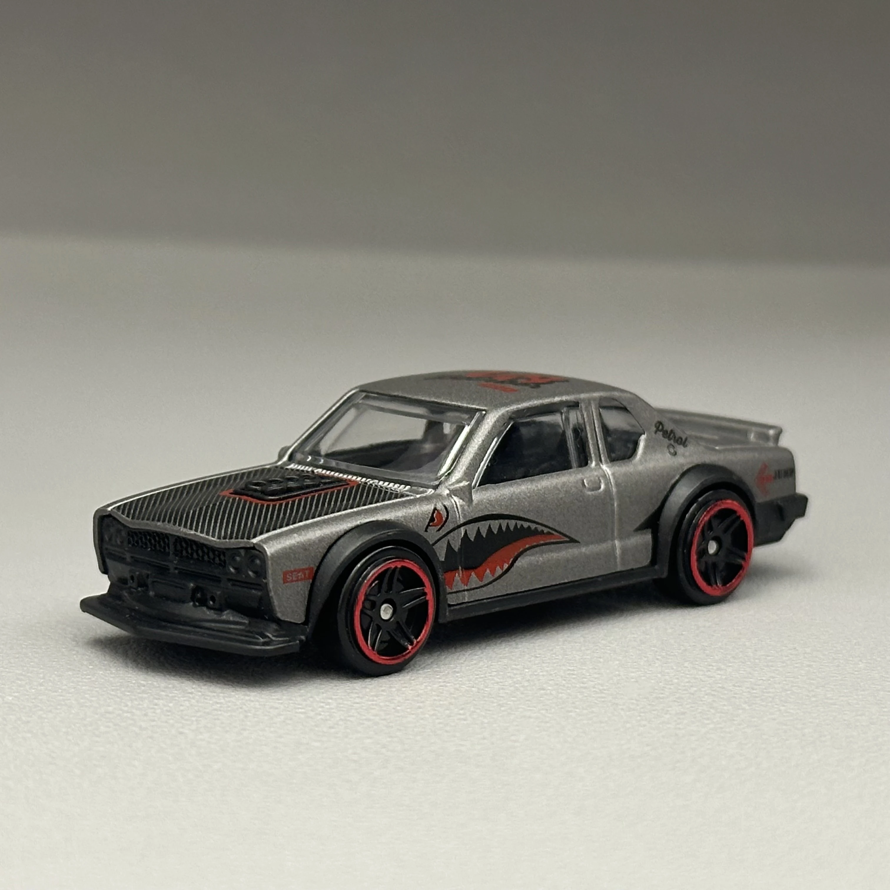 1/64 Classic Muscle Car Diecast Alloy Model Shark Mouth Livery Vintage Modified Vehicle Collectible Toy Gift for Boys Car Fans