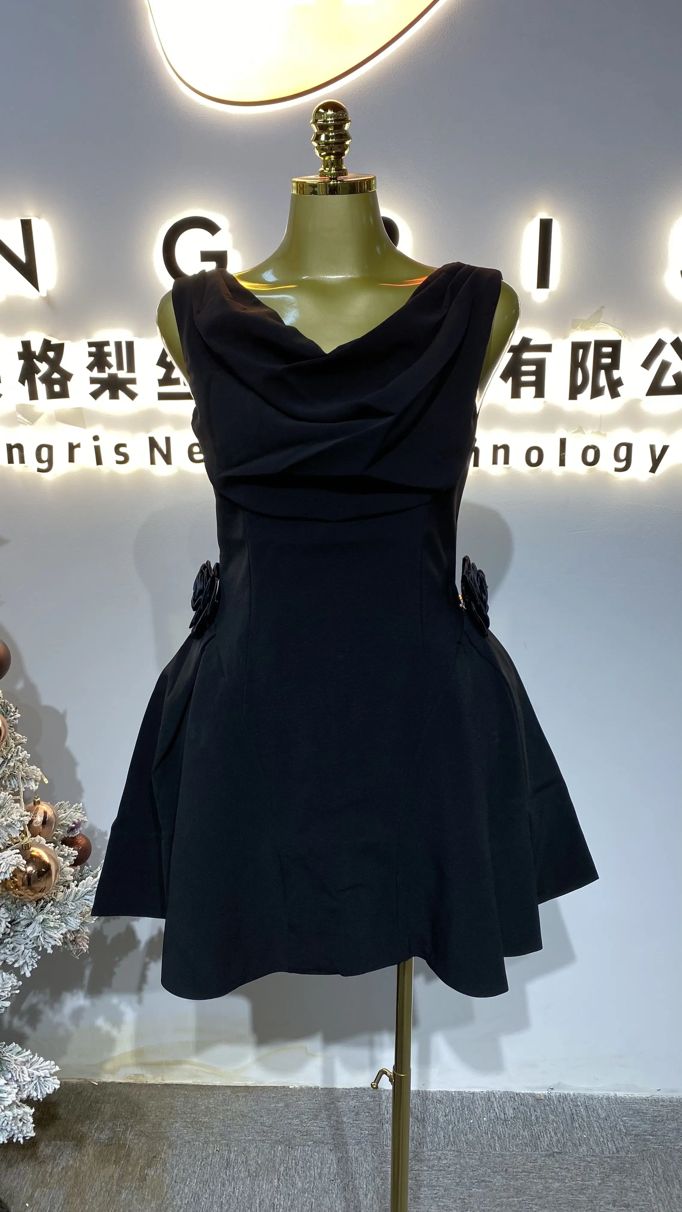 

Elegant satin dress with irregular three-dimensional floral patchwork, perfect for women.-GZXX408