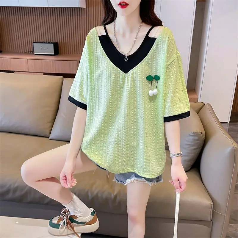 T-shirt allentata a maniche corte con scollo a V T-shirt estiva da donna patchwork di colore T-shirt con applicazioni di moda casual T-shirt con spalle scoperte