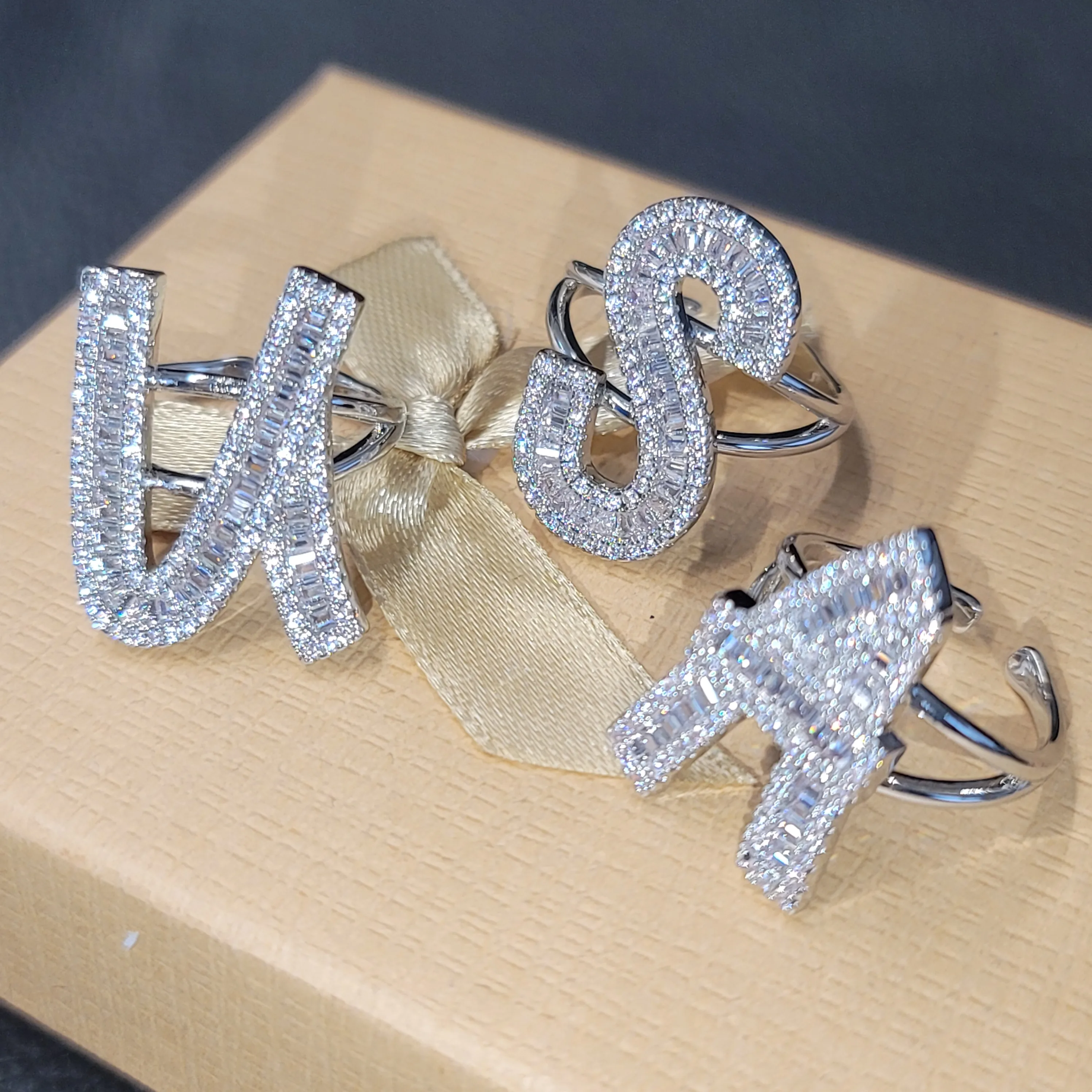 مخصص قابل للتعديل حجم الحروف والأرقام حلقة Presonalized الجليدية الرغيف الفرنسي الأولي خواتم مجوهرات هدايا للنساء الرجال عيد الميلاد