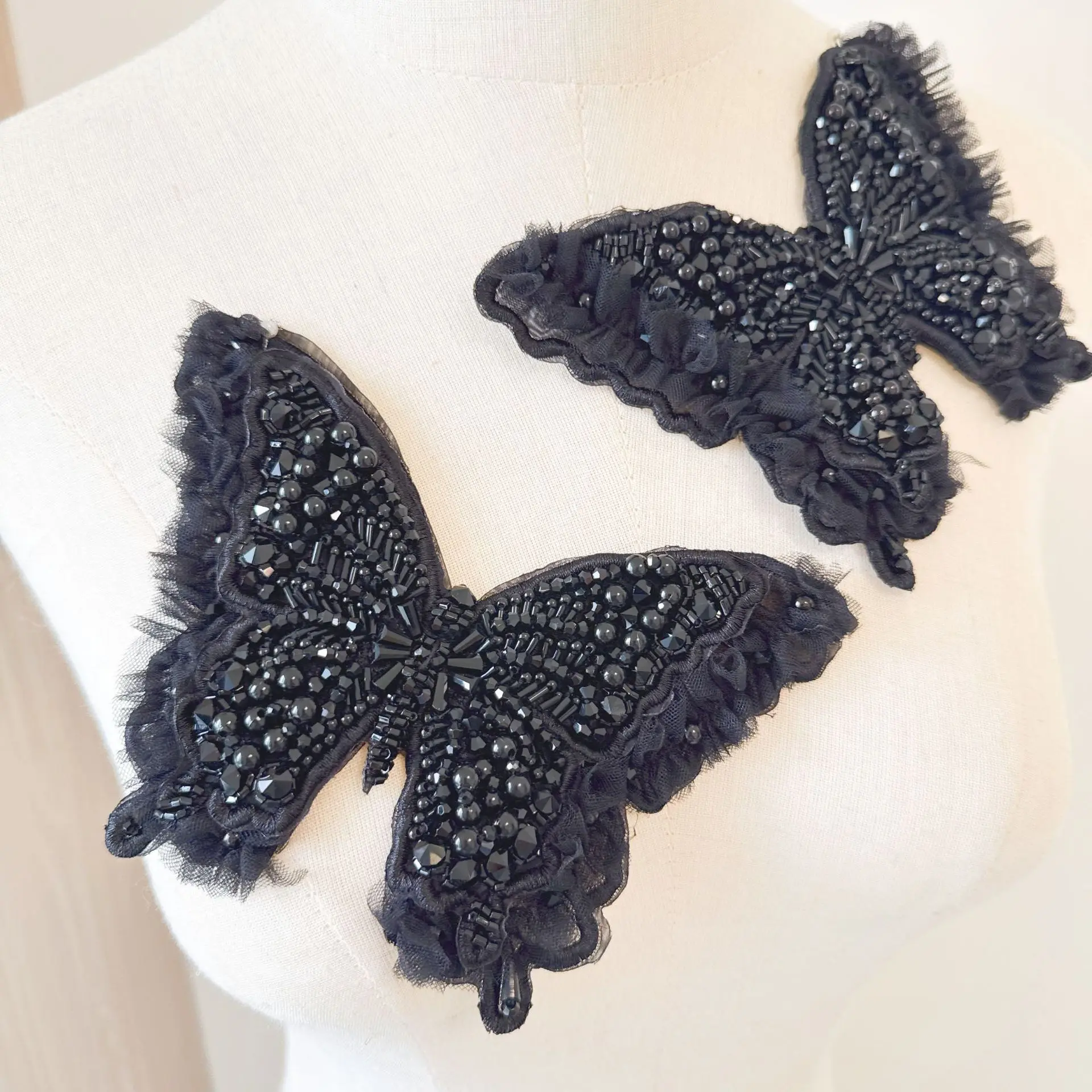 Schwarzer Schmetterling 3D handbestickter Applikations-Stoffaufnäher für Kleider/Hochzeitskostüme