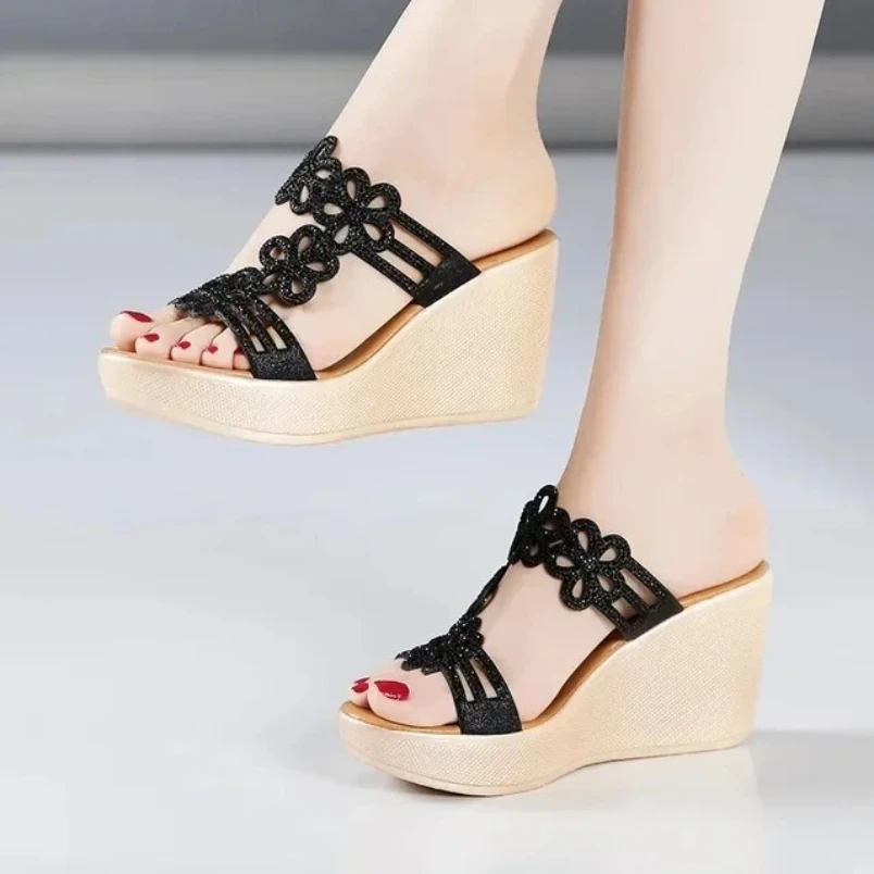 

2025 г., тапочки со стразами, женские свадебные туфли, летние тапочки на танкетке на высоком каблуке, женские шлепанцы