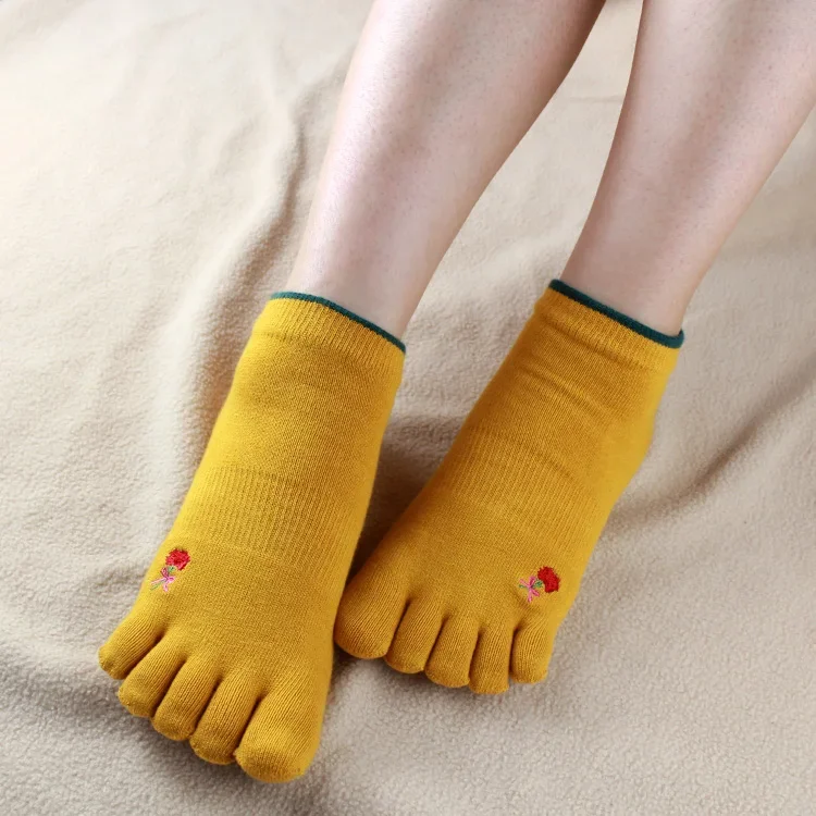 

4 Pairs Comfortable Cotton Women's Five Finger Socks Embroidered Sweat Lady Toe Socks Embroidery Ankle Socks With Separate Toes