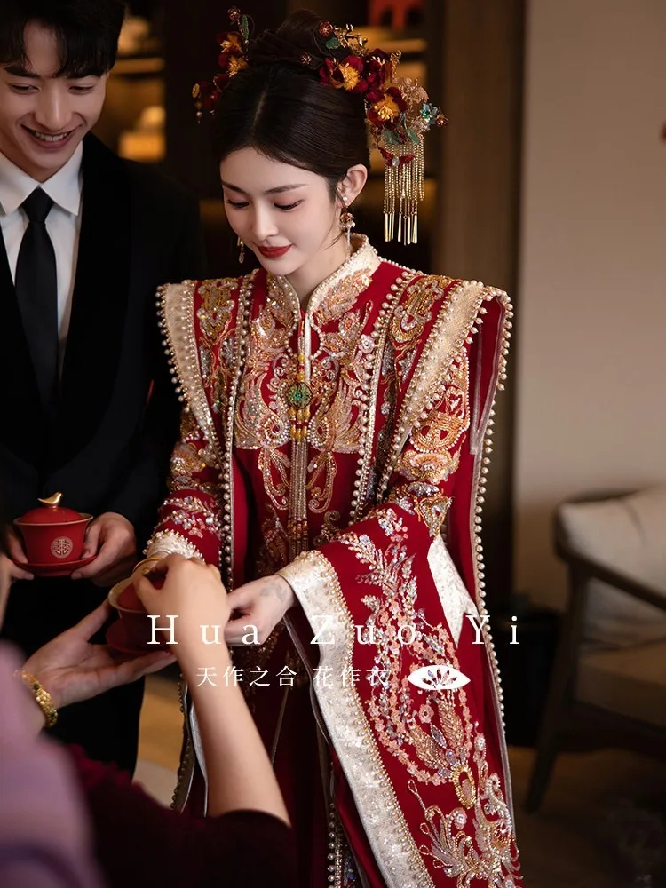 ชุดฮั่นสไตล์จีนแบบใหม่ที่มีมงกุฎมังกรและนกฟีนิกซ์ ชุดแต่งงานสีแดง