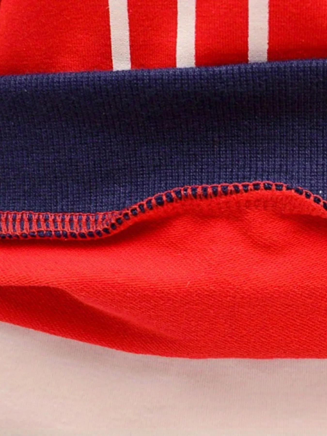 Weicher Baumwoll-Trainingsanzug für Kleinkinder, 3-teilig, mit Buchstaben-Grafik, Reißverschlussjacke, gestreiftes T-Shirt, Hose mit elastischem Bund, Sportoutfit für Kleinkinder – Detail 5