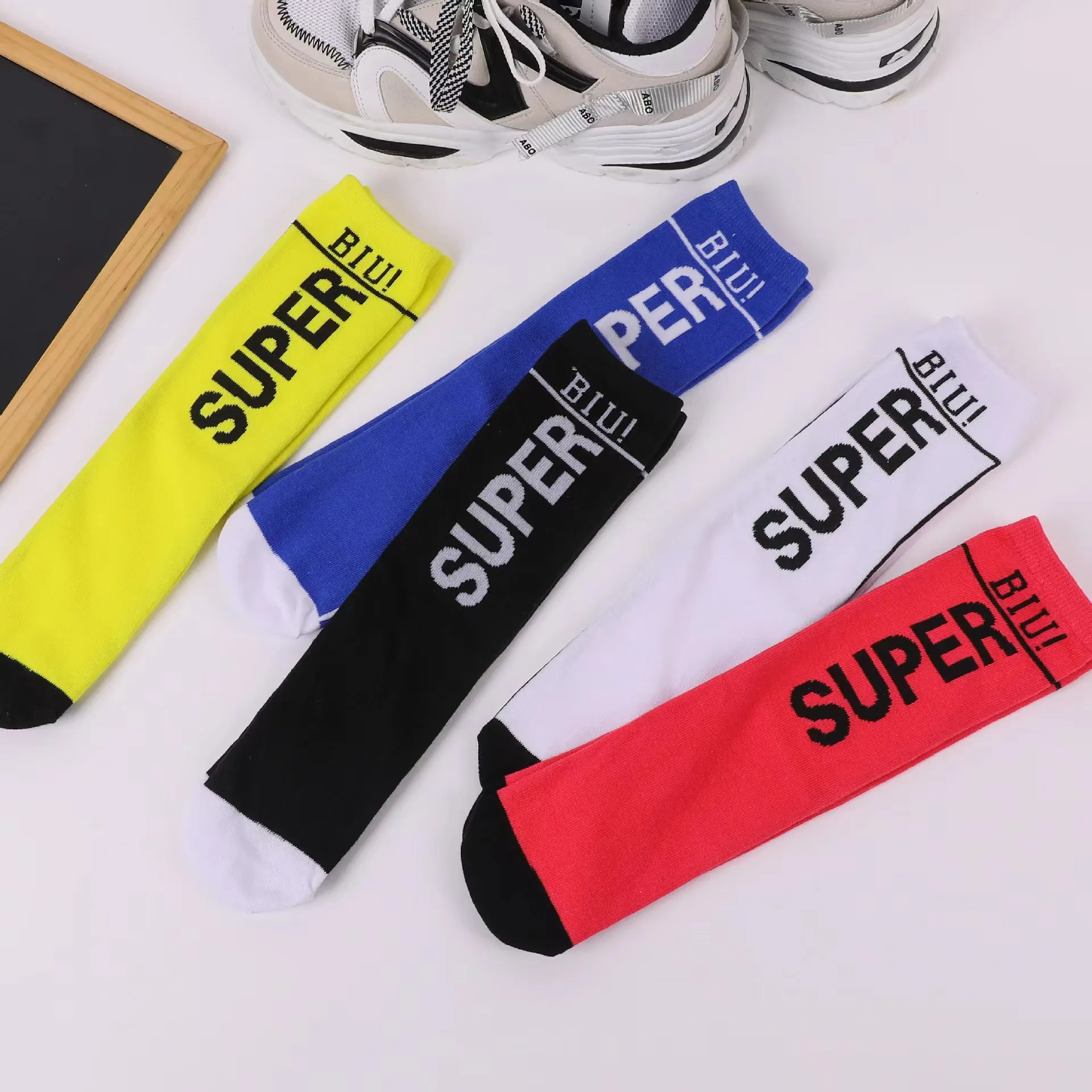 Kinder Jungen Mädchen Street Hip Hop Baumwolle Socken Kinder Farben Brief Kalb Länge Socken Schule Cheerleading Socken