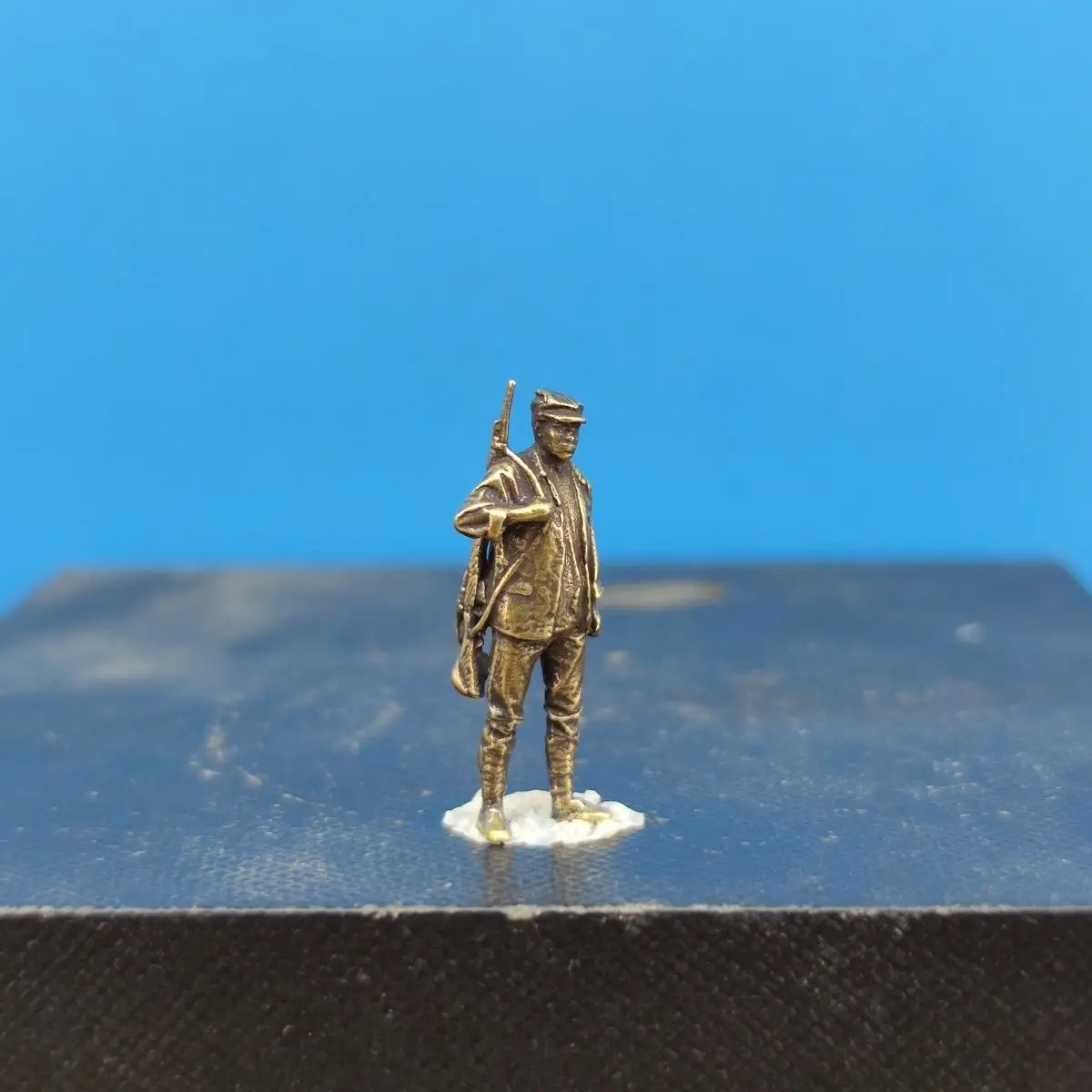 Brass Miniature Figurines: Farmers, Hunters, Red Army Soldiers; Micro Landscape Models for Rockery and Fish Tank Decoration