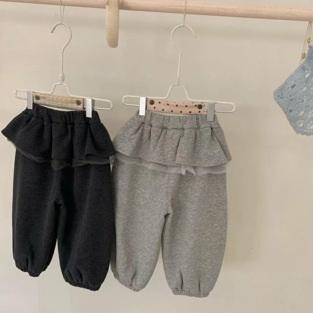 

Korean Children's Clothing, Girls' Velvet Casual Pants, 2025 Autumn Winter New Baby Girls' Velvet Lace Fart Curtain Sweatpants