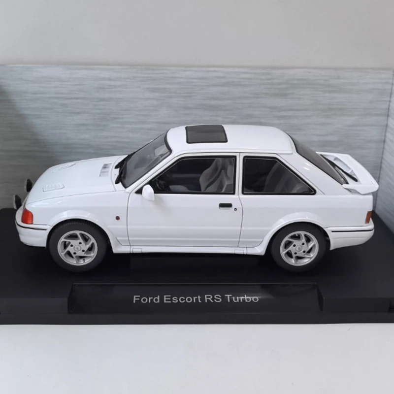 

MCG масштаб 1/18 ESCORT RS Turbo сплав имитация модели автомобиля статическая коллекция украшенные праздничные подарки игрушки сувенирный подарок