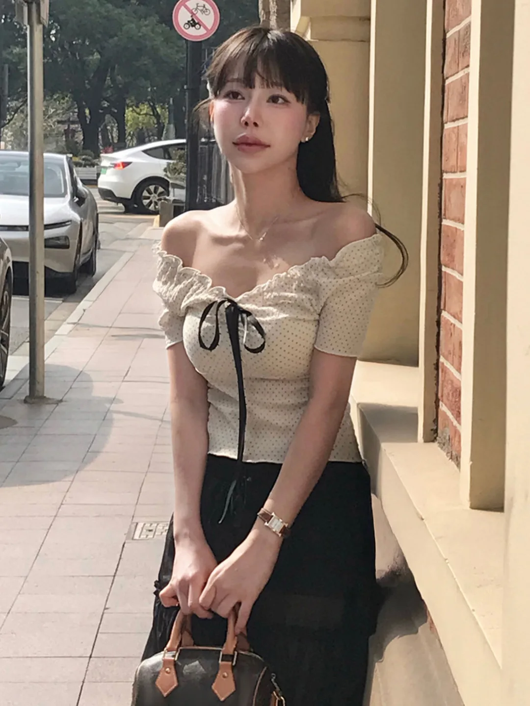 تي شيرت مثير برقبة على شكل حرف v مكشوف الأكتاف للسيدات نمط حلو وحار مكشوف الكتف قمة نسائية عرقية صينية عصرية