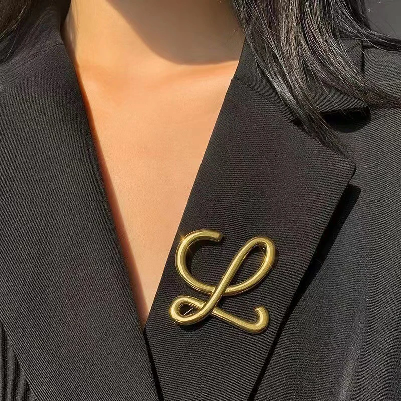 2024 Vintage Geometric Letter Musical Note Metal Chest Brooch High-end Women Men Suit Corsage Pin Jewelry Sweater Accessories