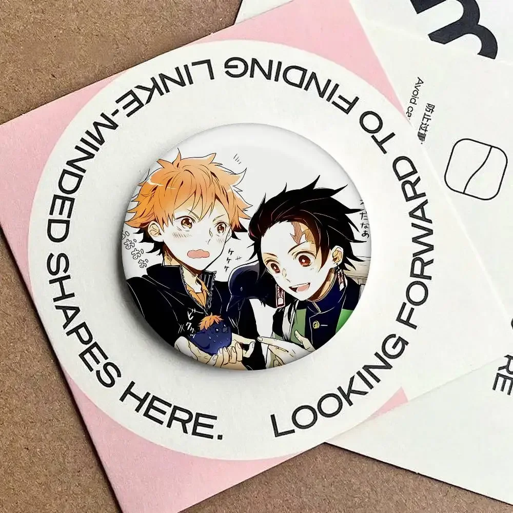 أمين H-Haikyuu و D-Demon القتلة شارات الإبداعية صفيح زر PinsBrooch الإبداعية يقتبس شارة الملابس على ظهره مجوهرات Gi