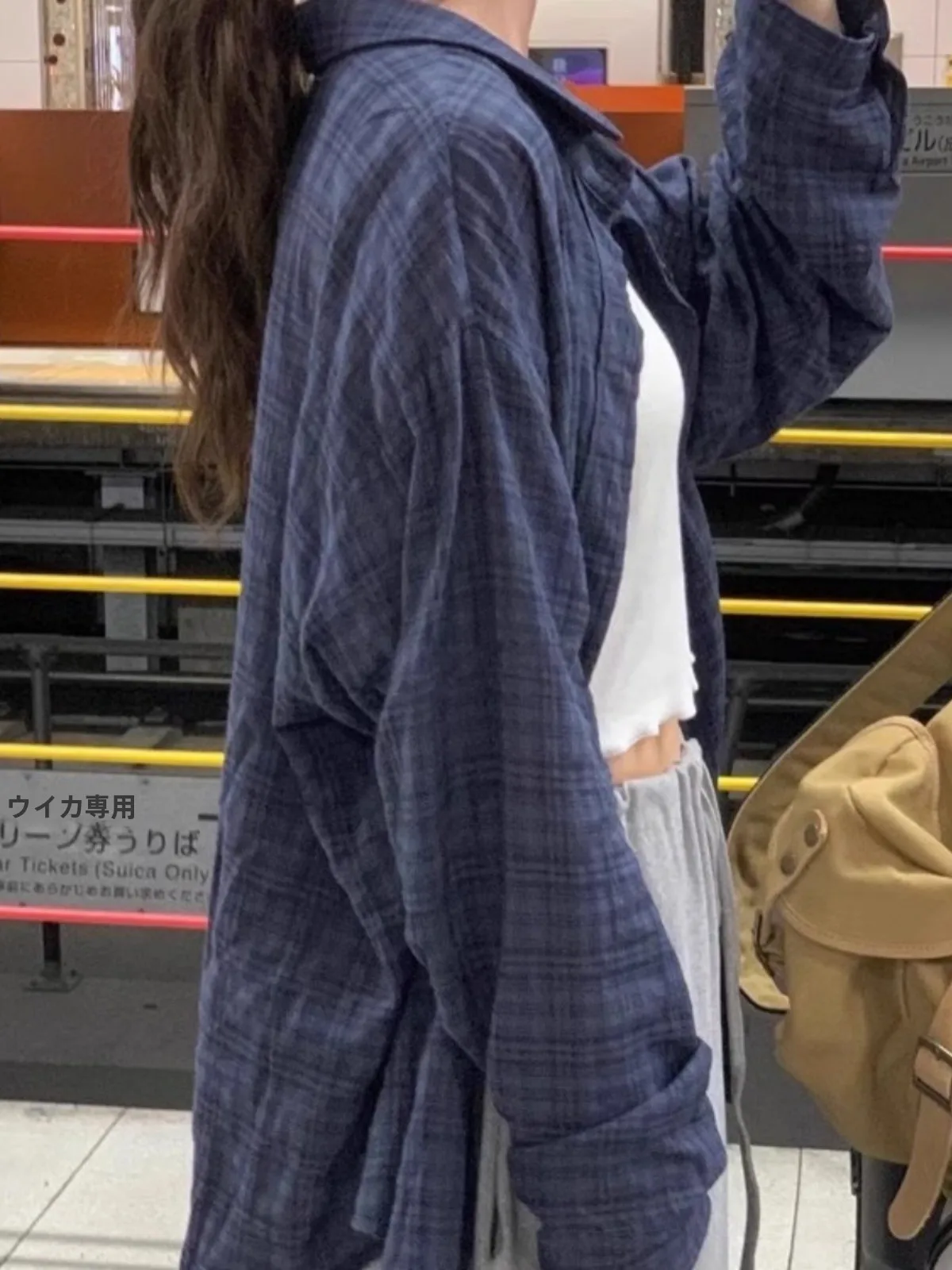 レトロチェック柄の女性のシャツルーズ長袖アウター韓国スタイル秋の新デザインセンスミドル丈トップポロ襟