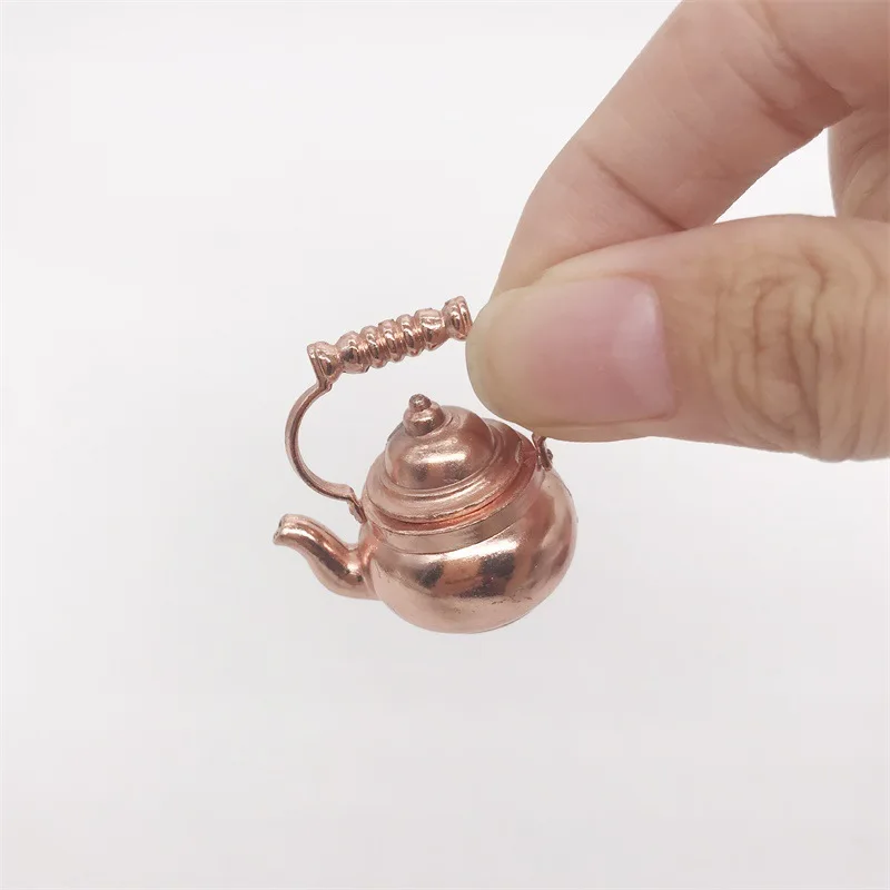 1:12 Mini dollhouse Dollhouse pocket-sized kettle model with a retro copper lid that can be opened
