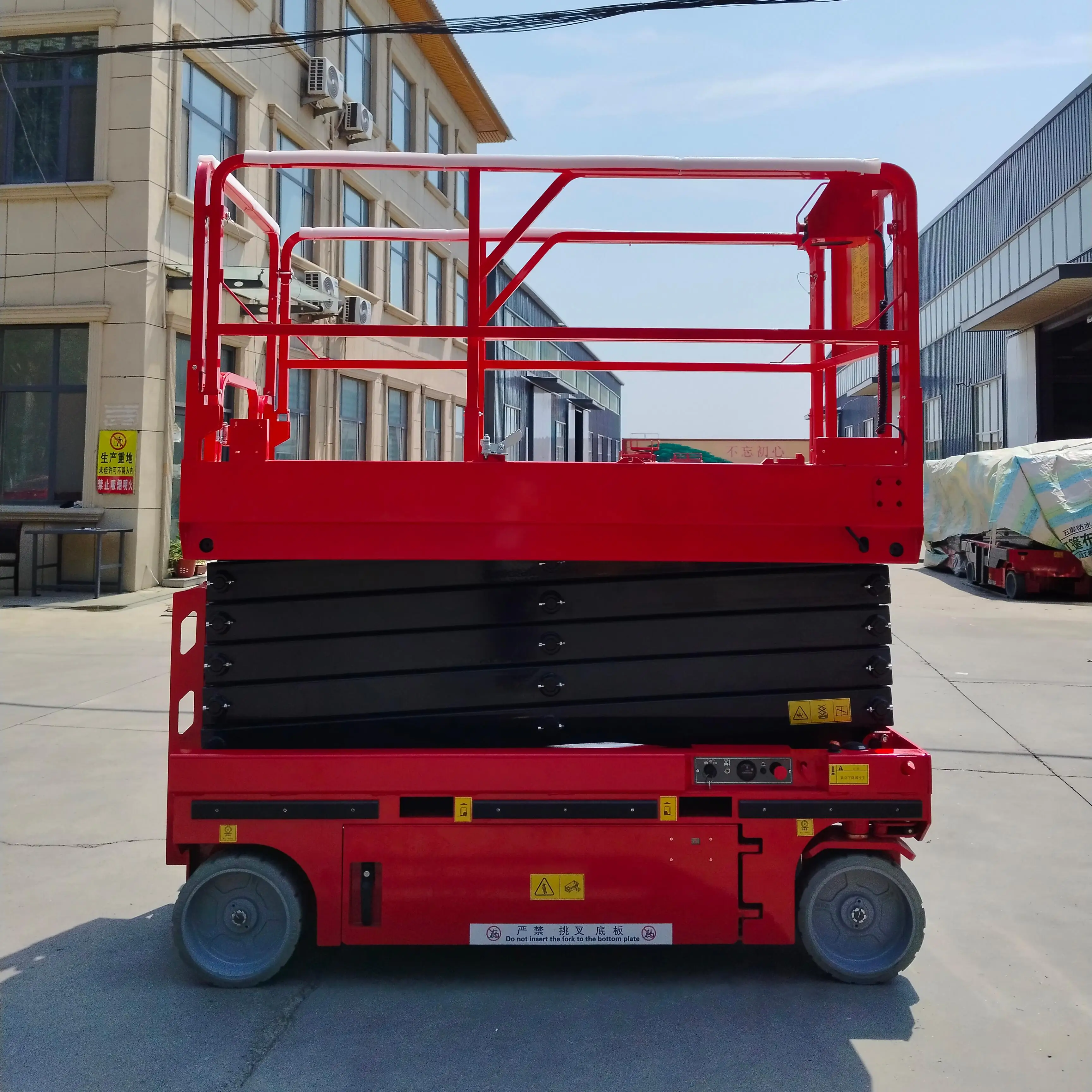 Self Propelled Electric Lifting Scaffolding Work Platforms Scissor Lift Table for Construction Aerial Work Hydraulic Lift Tables