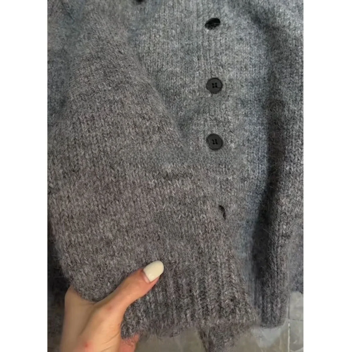 Elegancka, prosta i modna damska dzianina na jesień, luźna, długa bluzka z jednym guzikiem i kołnierzykiem typu flip, styl koreański.