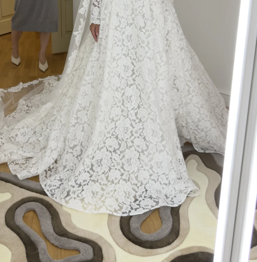 Custom Made Long Sleeves Lace Wedding Dress Zipper Back Sweep Train High Neck Ivory Lace Bridal Gowns