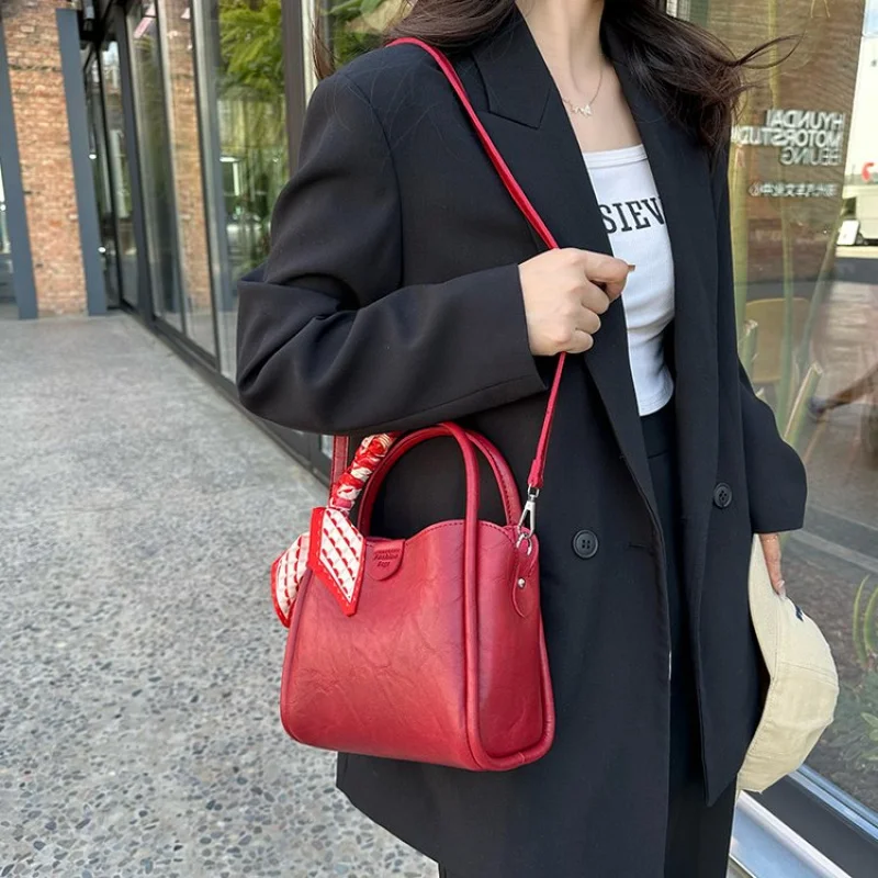 حقيبة يد نسائية راقية مصنوعة من الجلد بنقشة الفاوانيا تتميز بتصميم باريس العصري خفيف الوزن وناعم على الطراز اليومي الحديث ​