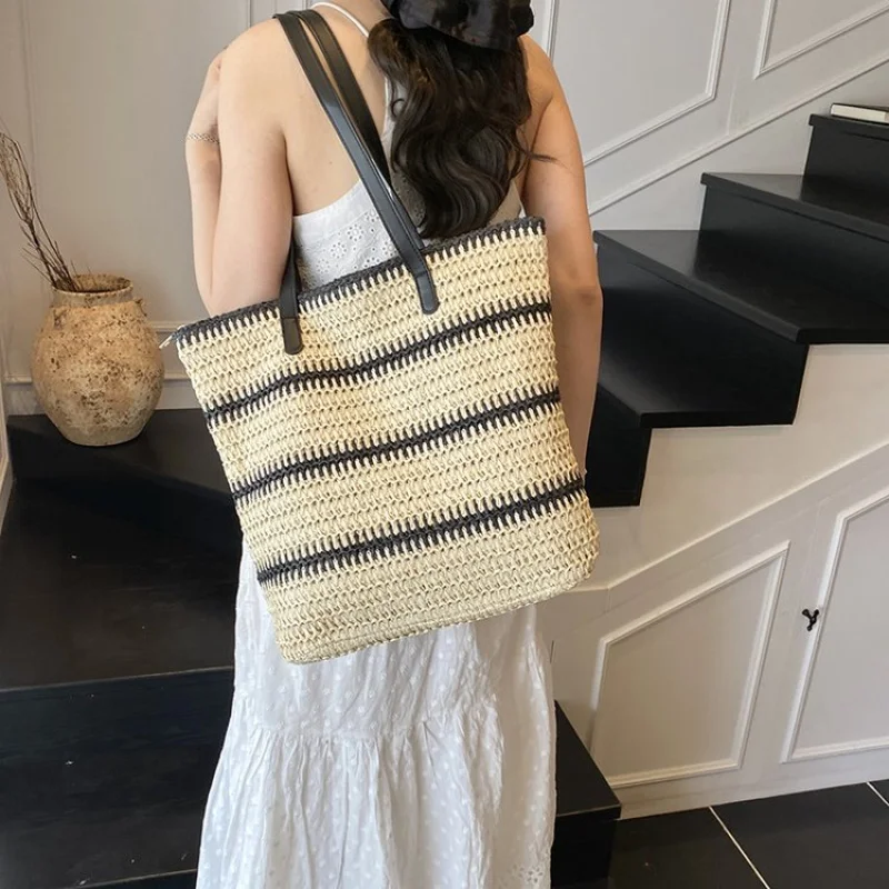 

Fashionable Messenger Bag For Travel Women, Crossbody Strap With Large Capacity, Leather Solid Color And Simple Elegant Look