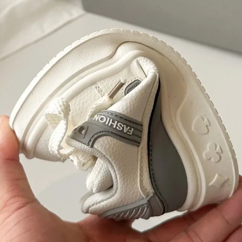 รองเท้าผ้าใบลำลองแบบยูนิเซ็กซ์ รุ่นใหม่ประจำฤดูใบไม้ร่วงปี 2025 สำหรับเด็กผู้ชายและเด็กผู้หญิง ระบายอากาศได้ดี สีขาว ไซส์เด็ก 26-37