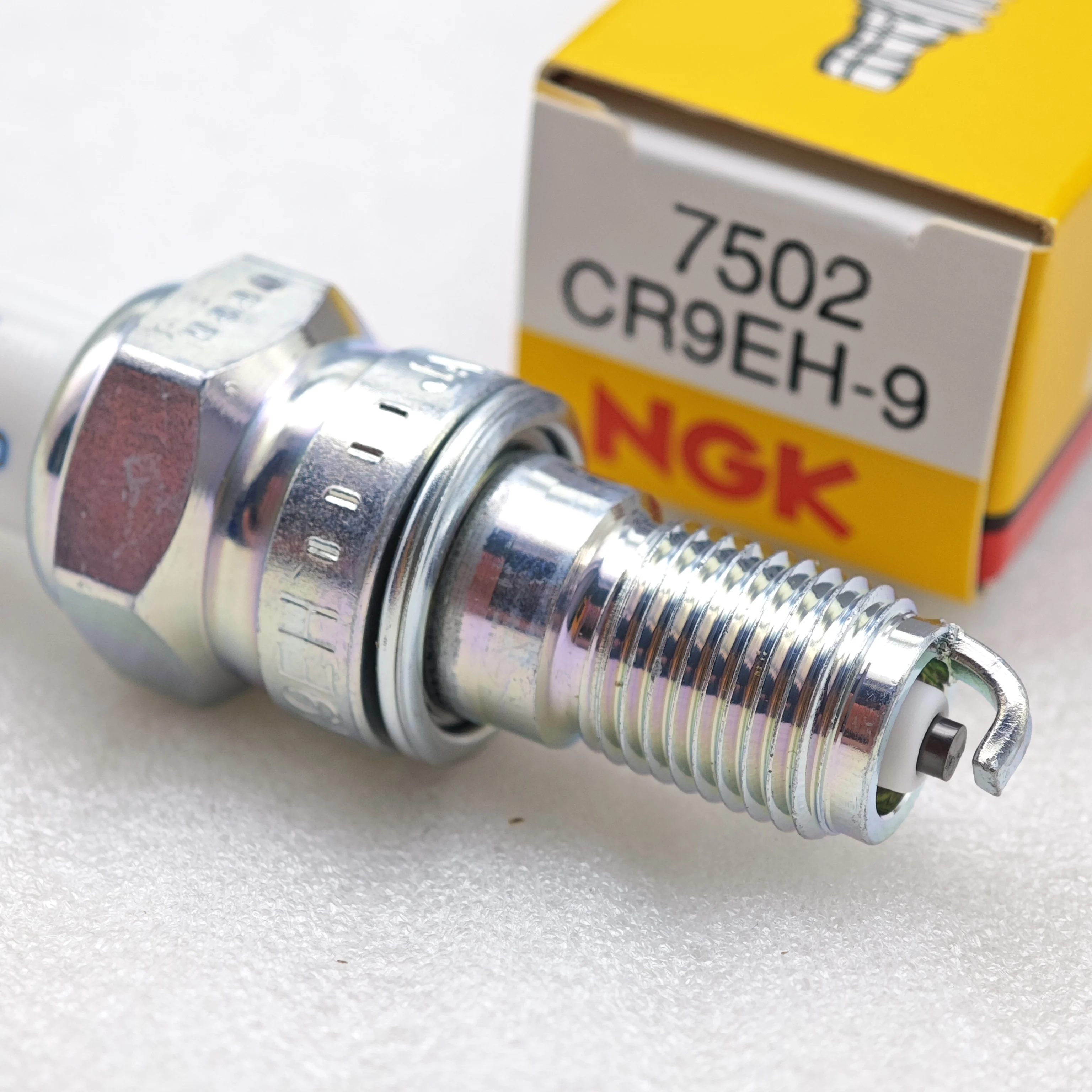 4PCS NGK CR9EH-9 7502 Nickel Alloy Spark Plug Motorcycle Ignition Spare Parts Suit For Honda CB400 VTEC, CBR250 MC19/22, CBR650F