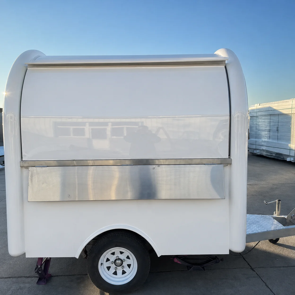 Stylish Curved Fiberglass Mobile Coffee Cart & Food Trailer For Street Vending Coffee Candy Chips Fresh Juice