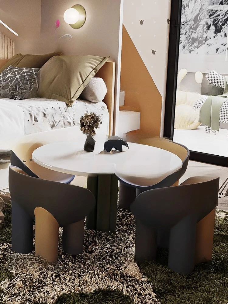 الأولاد يخرجون وخارج بيت لعب داخلي مع سرير بطابقين من الخشب الصلب