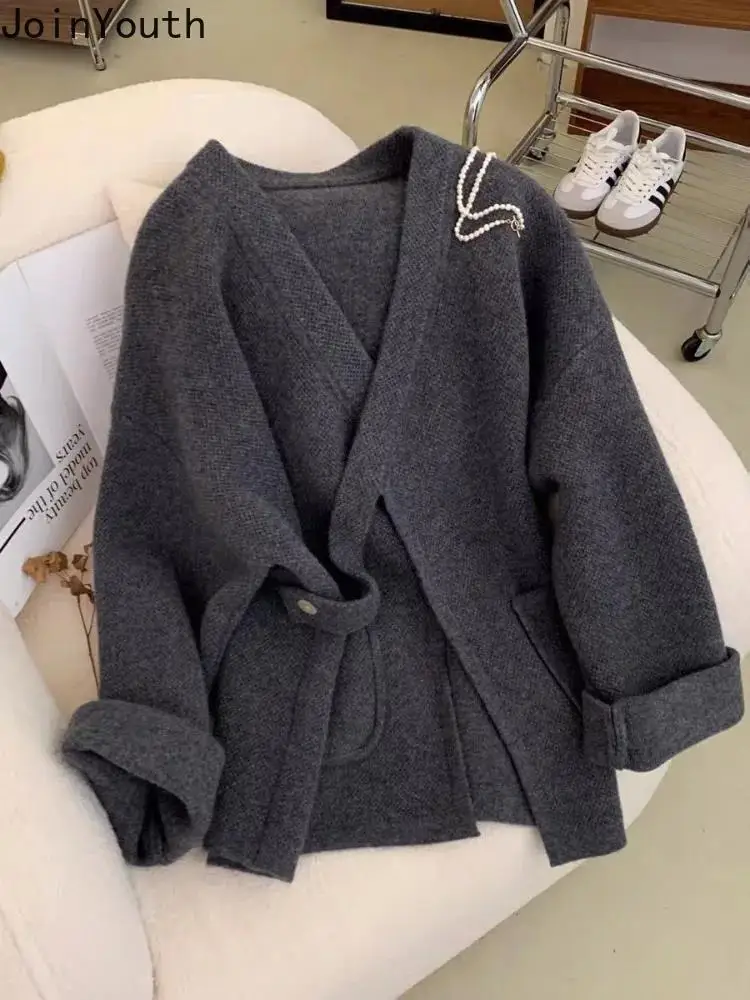 

Diagonal buckle raccoon velvet mid length sweater for women in autumn winter 2023 V-neck thickened and lazy design feeling niche