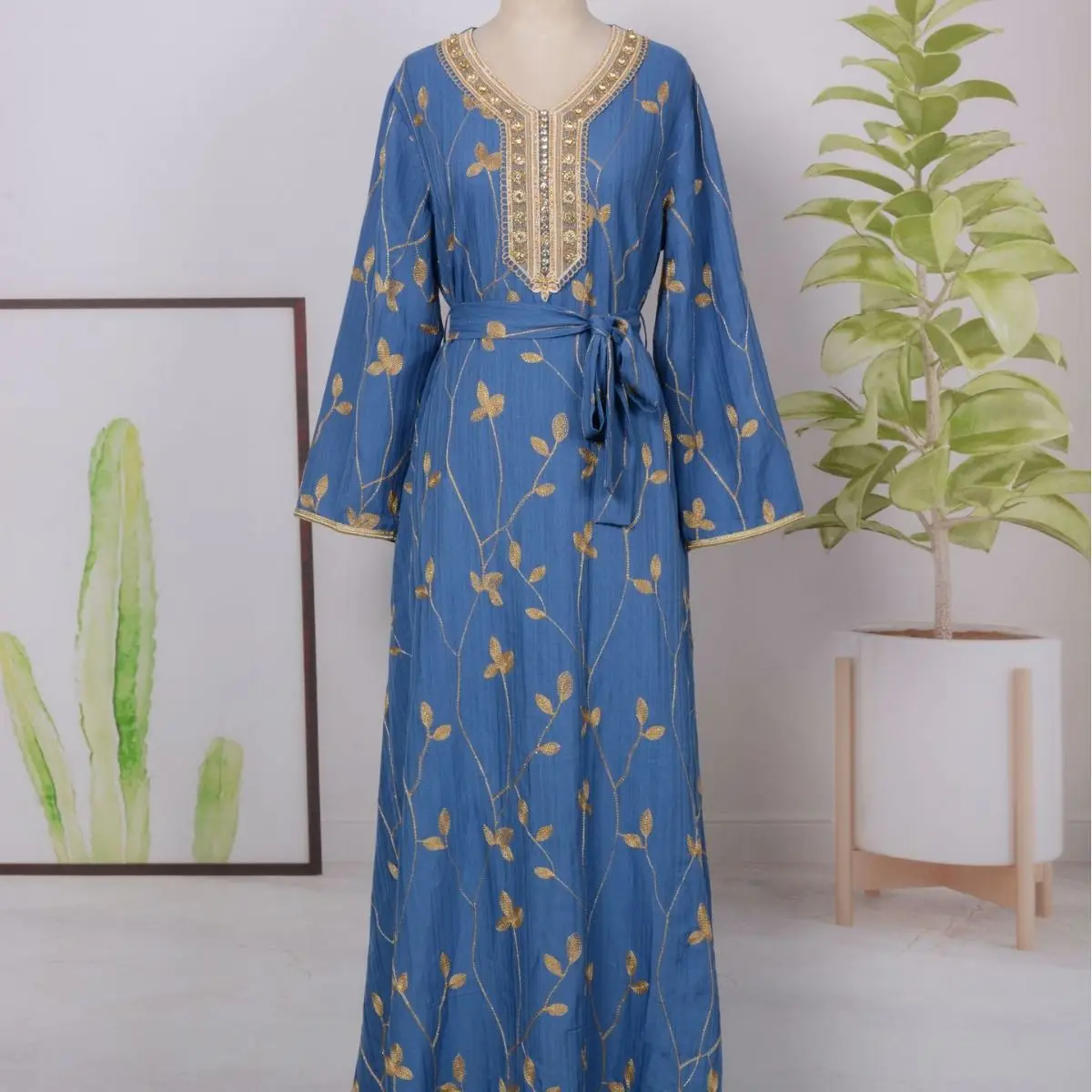 ชุดเดรสยาวปักลายสไตล์ตะวันออกกลางแบบใหม่ แฟชั่นสำหรับเดินทางต่างประเทศ เสื้อคลุมยาวสำหรับผู้หญิง โอมาน รุ่น MT30