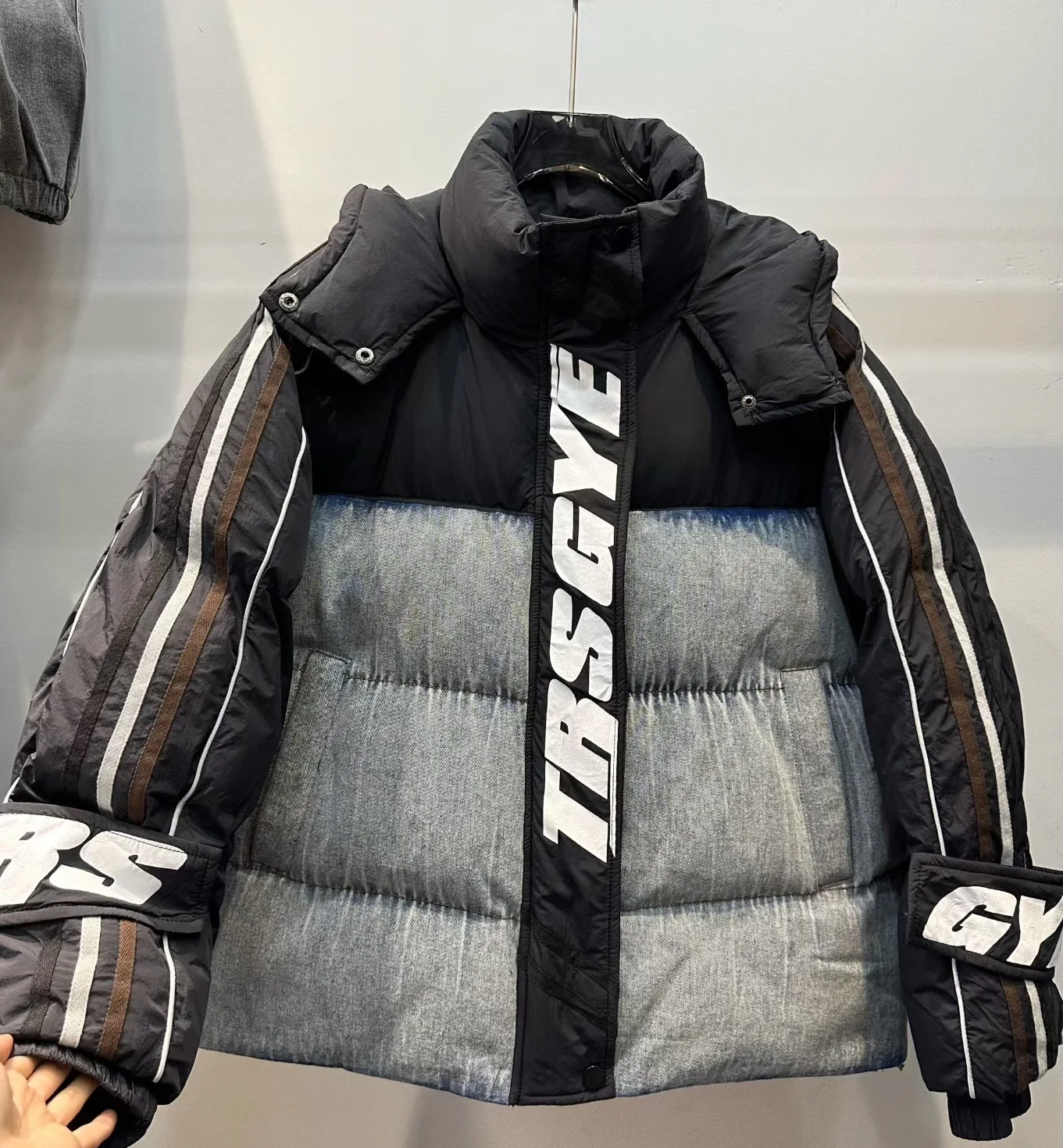 Kurtka motocyklowa damska w stylu europejskim, bawełniana, jesień-zima 2025, nowa, z nadrukiem liter, patchworkowa, luźna kurtka puchowa z denimu.