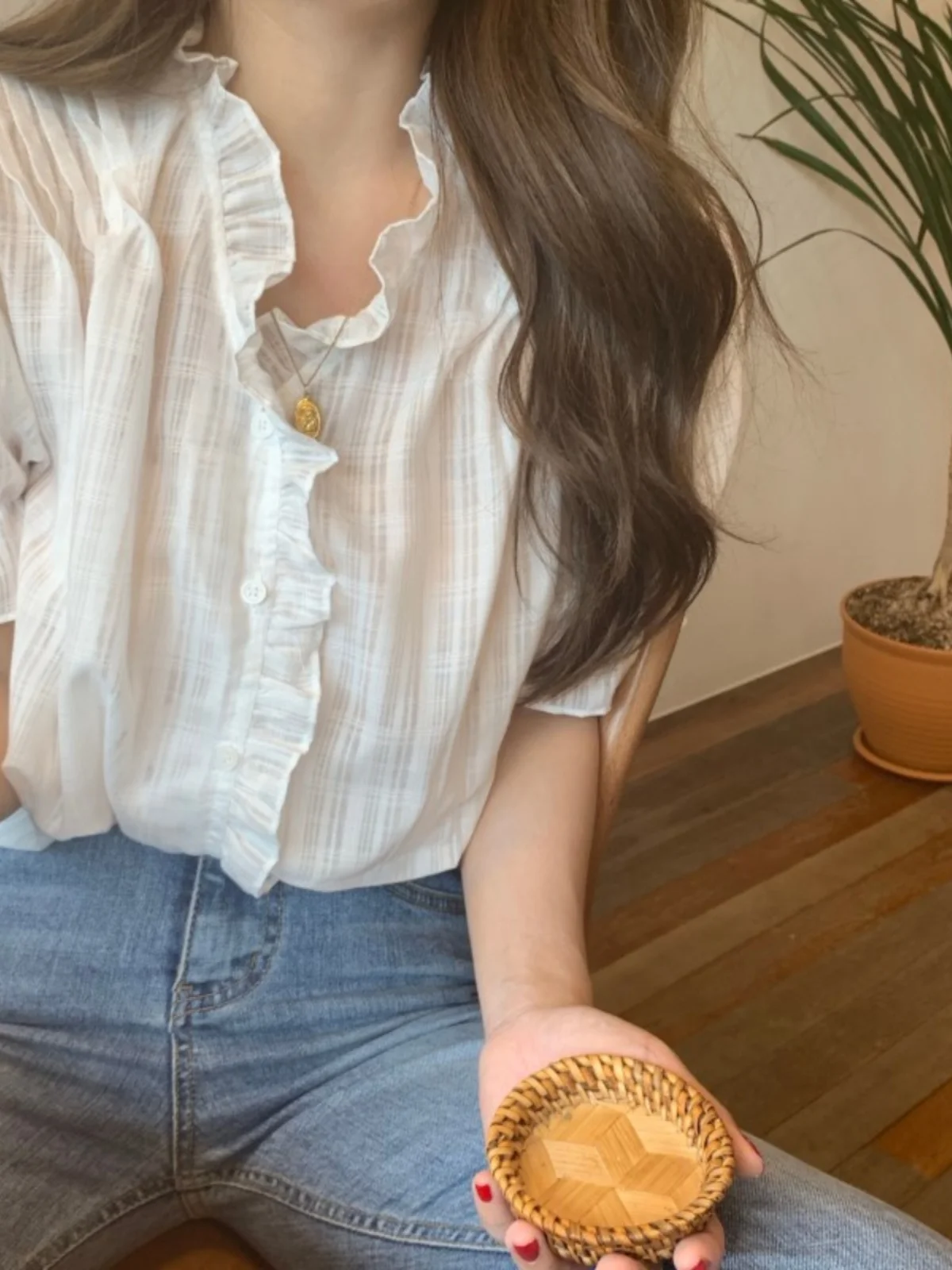 قميص نسائي أنيق برقبة على شكل حرف V صيفي منعش وحلو وفضفاض ورقيق وأكمام فقاعية وأزرار كورية بقصة مستقيمة وطول قصير