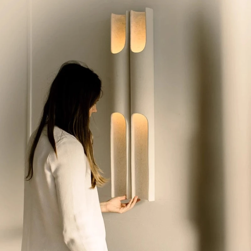 

Постмодернистские алюминиевые наклонные настенные светильники Фойе Настенный декор Спальня Проход Персонализированные длинные полосы Многоголовочные светодиодные бра