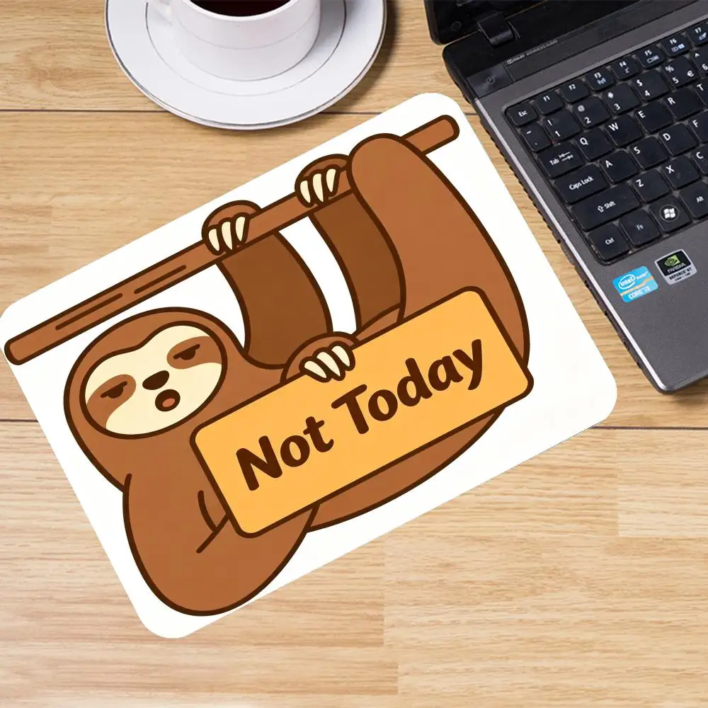 Cute Sloth Holding Low‑Battery‑Sign Art HD Print Natural Rubber Non‑Slip Table Mat For Laptop Bedroom Learning Gaming