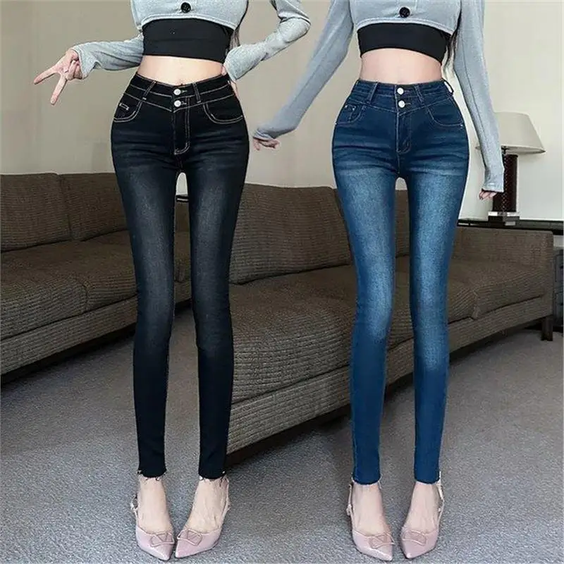 بنطلون جينز ضيق عالي الخصر بتصميم عصري، موديل خريفي جديد مع خصر مطاطي وحشوة للورك، قصة ضيقة تصل إلى الكاحل